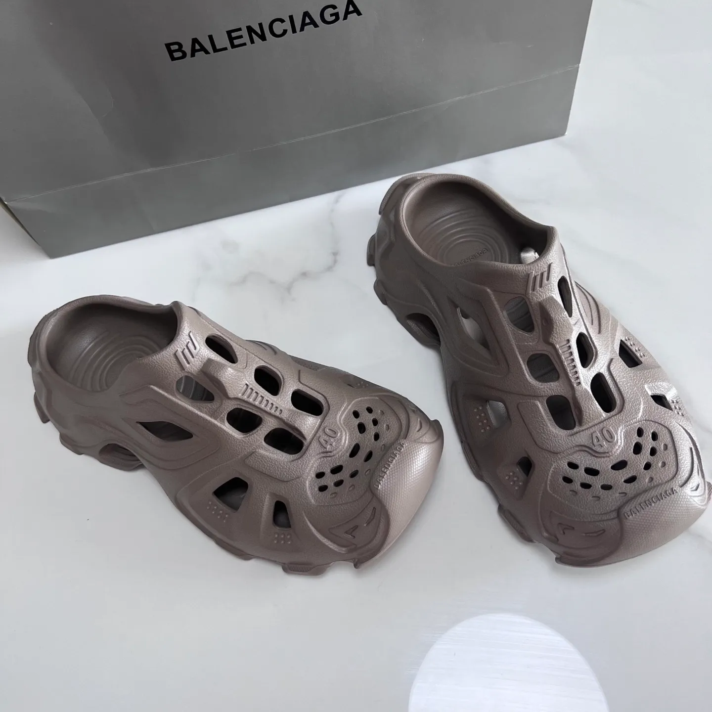 👟👟Ex-factory price 380👟👟 Balenciaga must-have beach shoes for summer. Men's and women's shoes are made of ultra-light 95% (injection molding) EVA plastic, 5% foam plastic foam cushioning material#Ultra-lightweight one-piece foam shoe mold❗New summer product, French high-end luxury brand - Balenciaga BALENCIAGA 3XL Rubber Low Top Sneakers 3XL version series summer beach wading versatile trendy lace-up casual sports hole sandals. Size: 35-46